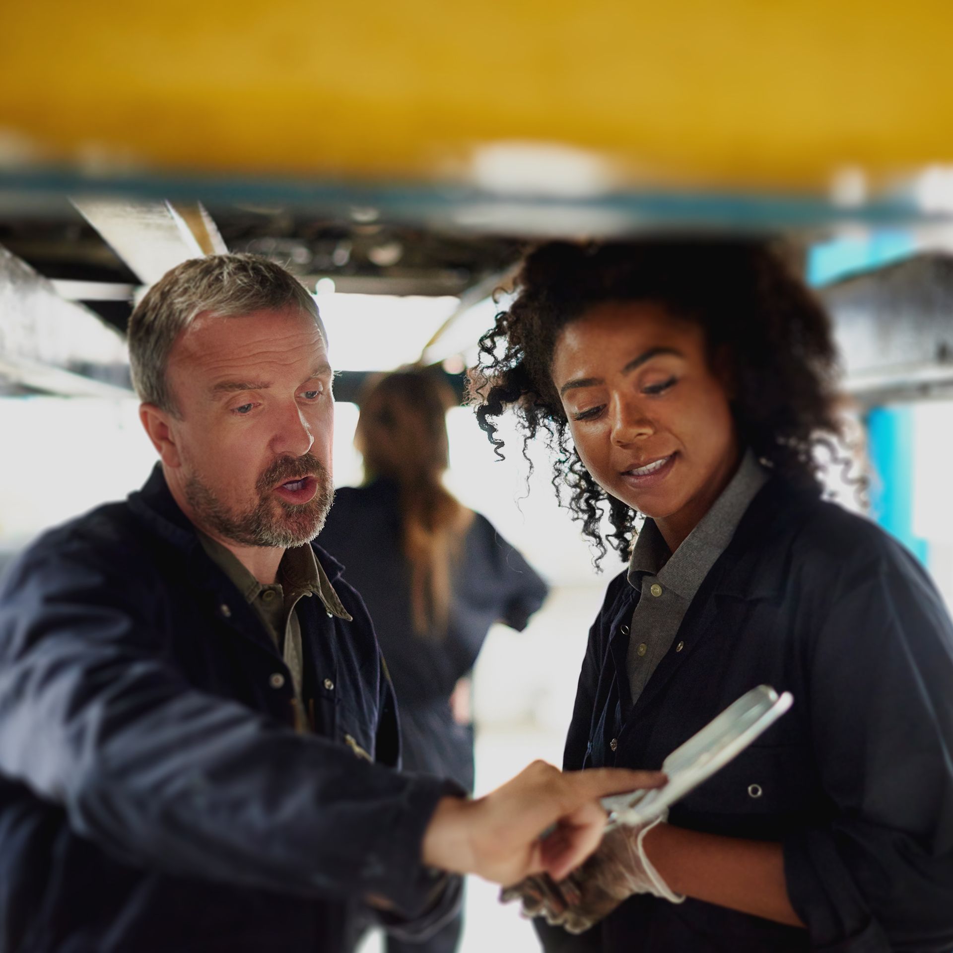 Employés en garage